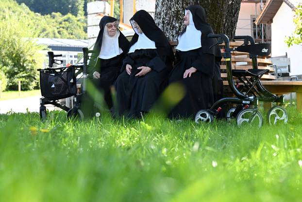 Three nuns occupy their old Goldenstein convent and refuse to move to retirement home, in Elsbethen