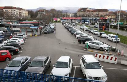 Do auta je teško bez gotovine: Stari uređaj ne prima kartice...