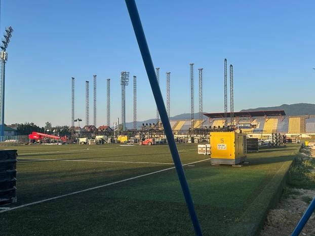 FOTO Evo kako teku pripreme za koncert Thompsona u Zaprešiću: Stigla oprema, slažu pozornicu