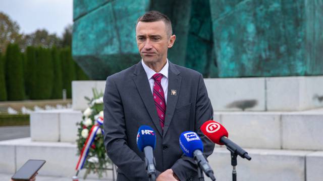 Vukovar: Penava sa suradnicima odao počast poginulim braniteljima i civilima u Domovinskom ratu