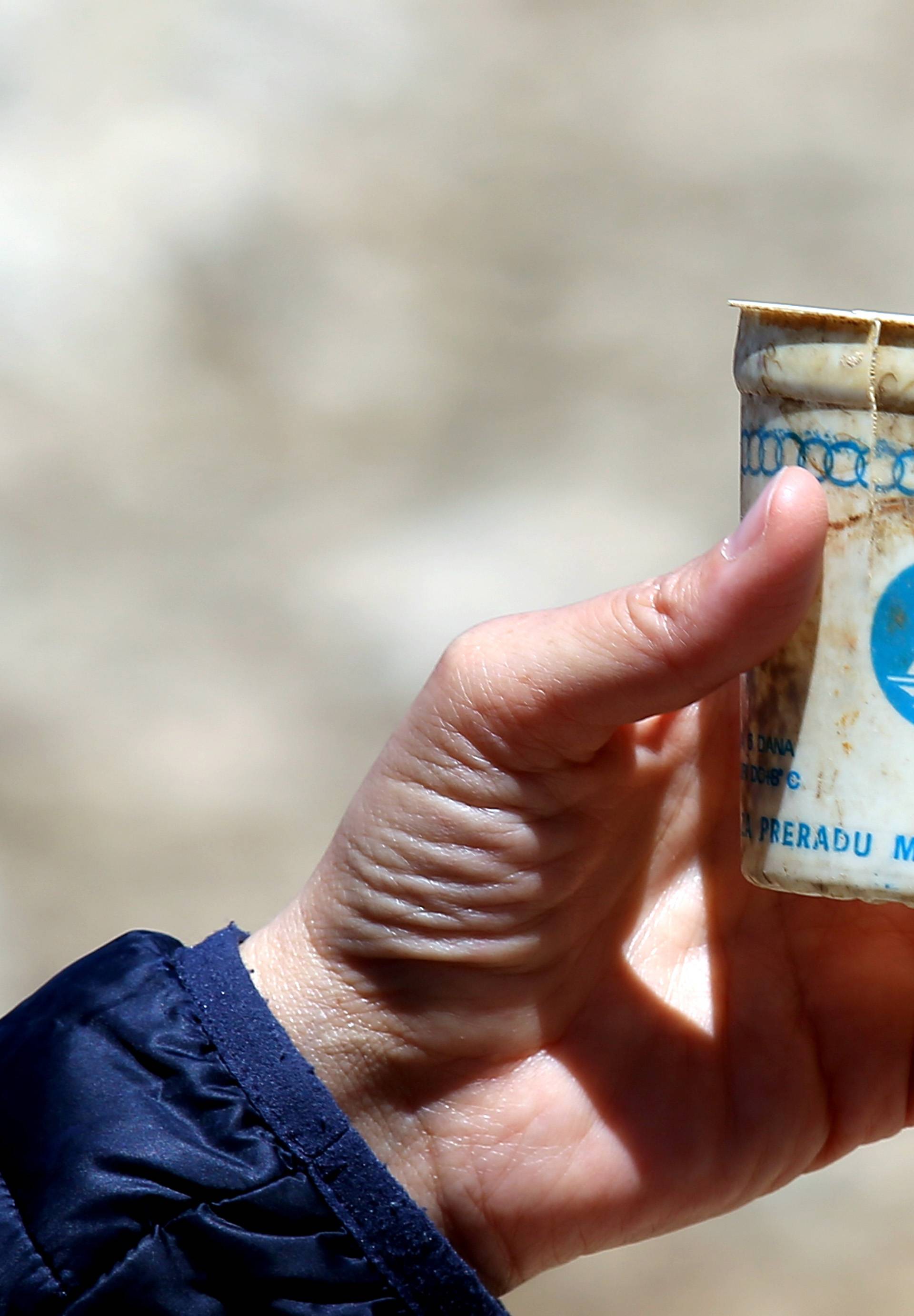 Šibenik: Biciklist u moru pronašao plastičnu čašicu jogurta staru tridesetak godina