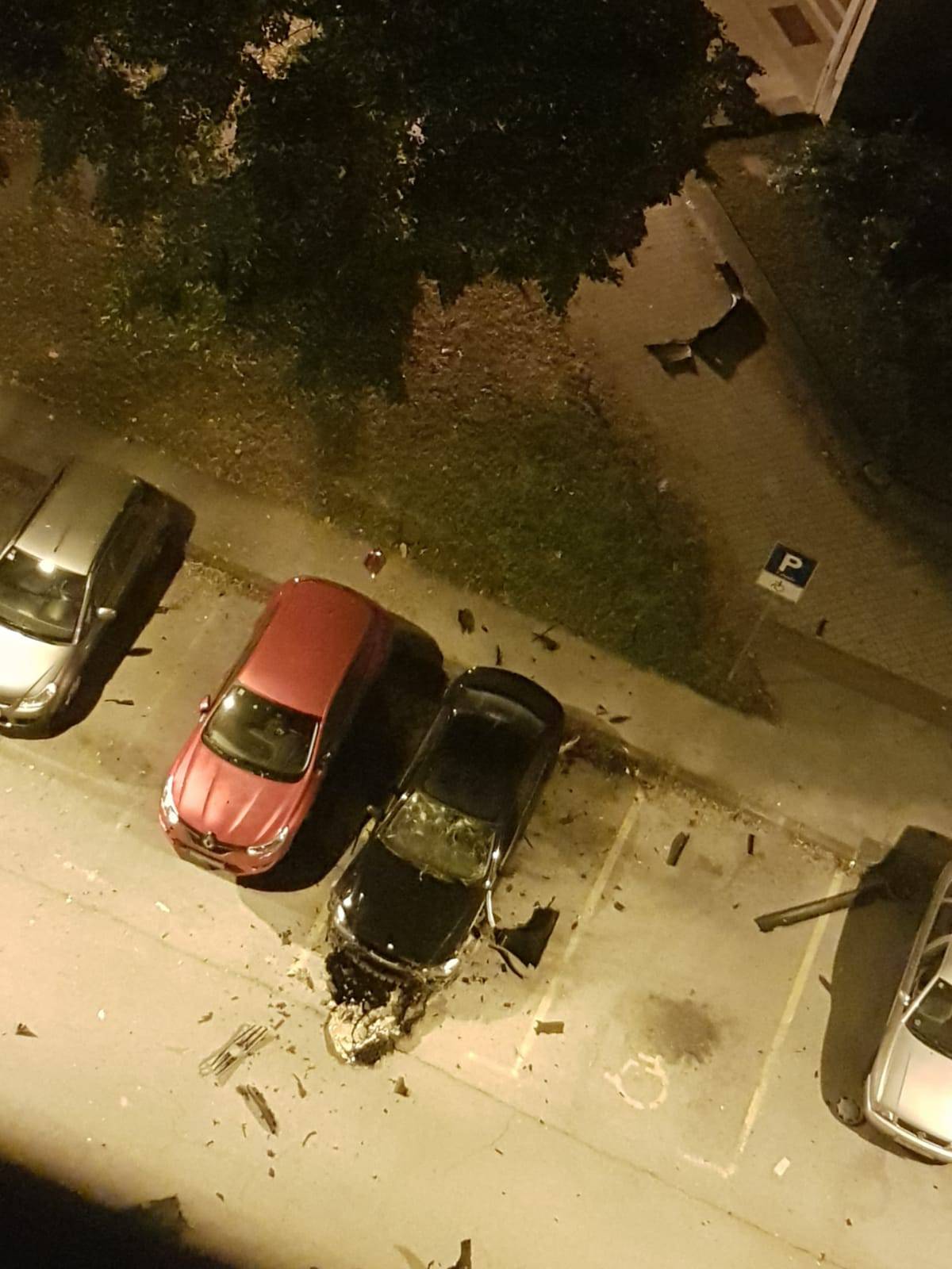 U Dugavama eksplodirao auto parkiran na invalidskom mjestu