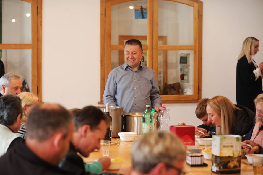 Čabar: Predizborni skup Ivice Križa, svećenika koji je napustio službu kako bi se kandidirao za gradonačelnika