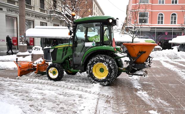 Zagreb: Snijeg zabijelio grad