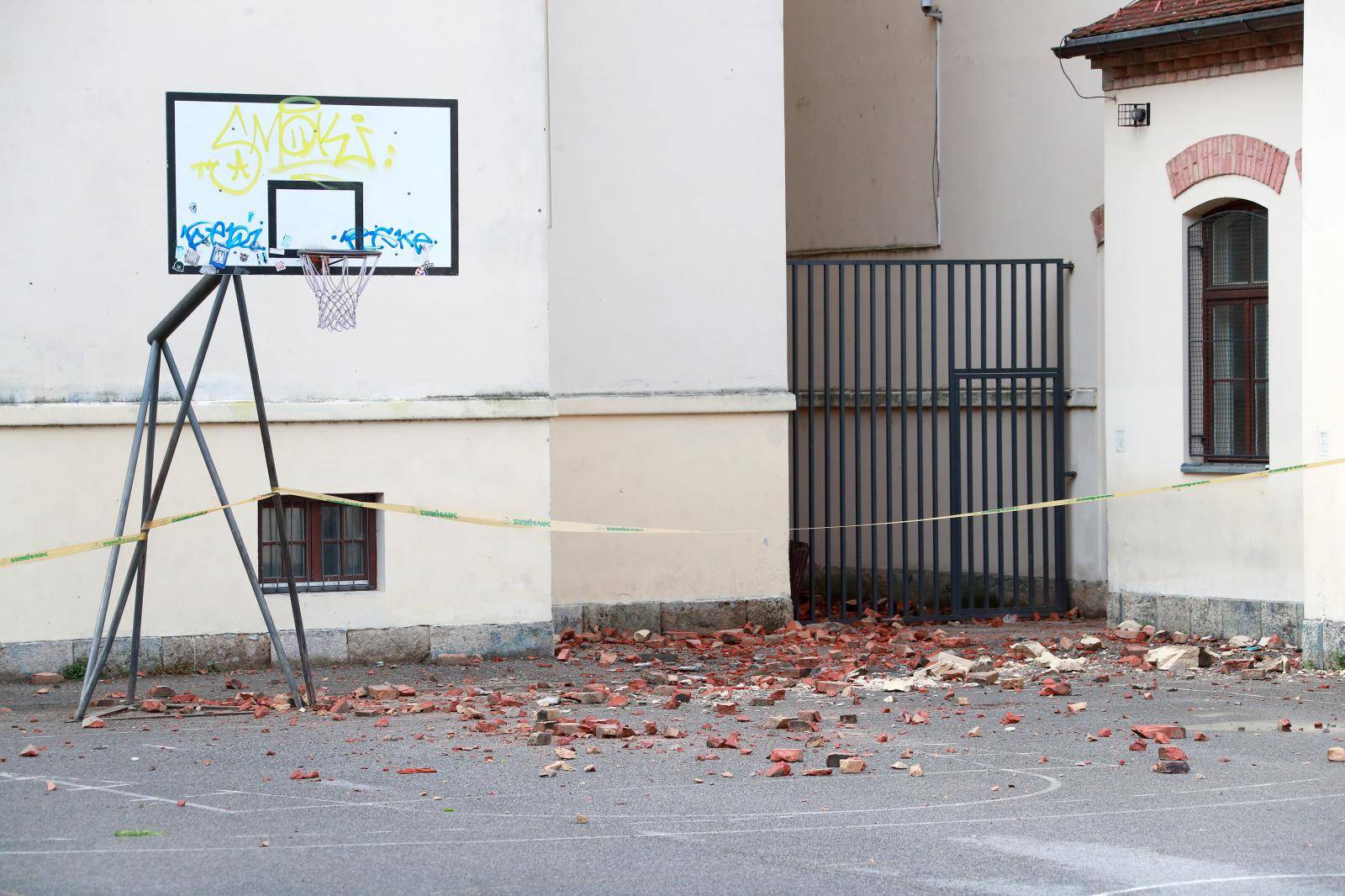 Zagreb: Vidljive posljedice potresa na  osnovnoj školi Josipa Jurja Strossmayera