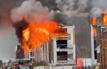VIDEO Veliki požar u Liverpoolu! Gori četverokatnica, građani strahuju od urušavanja zgrade
