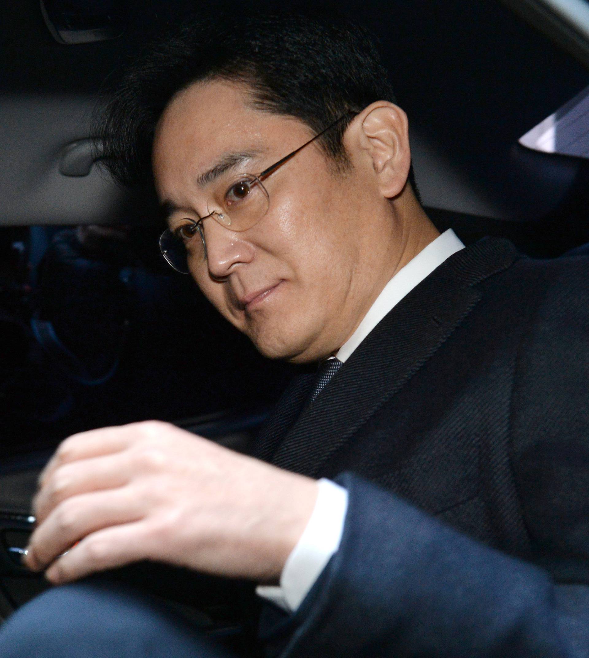 Samsung Group chief, Jay Y. Lee, leaves for the Seoul Central District Court at the office of the independent counsel in Seoul