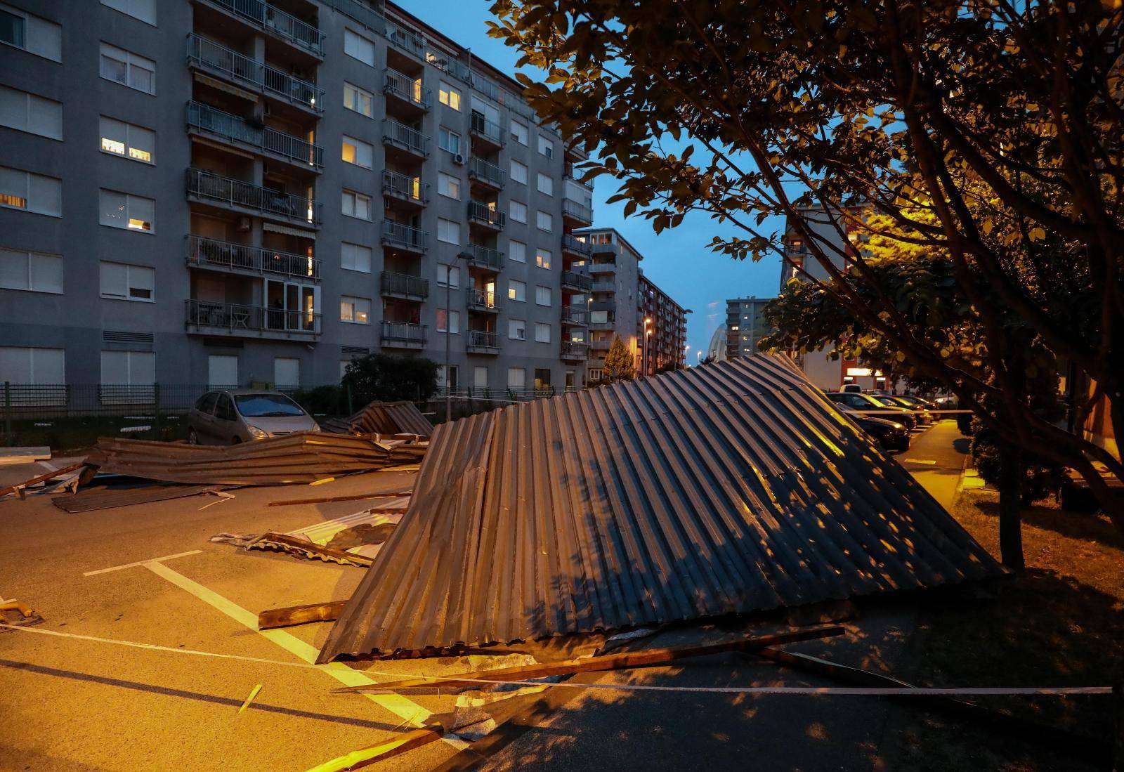 Jak vjetar u Zagrebu odnio krov sa zgrade