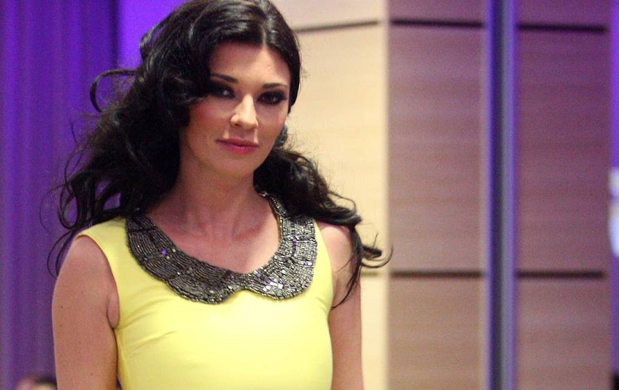 U skromnoj kućici djeda i bake bivša misica podiže troje djece