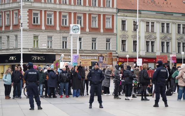 Zagreb: Prosvjednici protiv molitelja na glavnom trgu 
