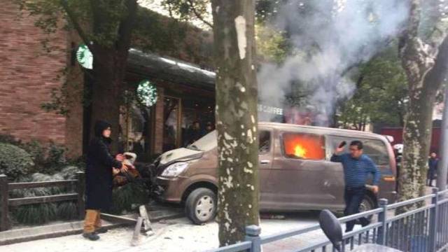 Užas u Šangaju: Plamteći auto pokosio pješake na nogostupu