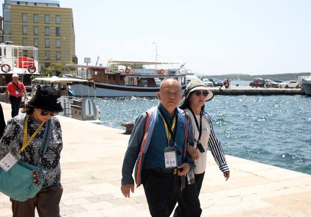Šibenik: Po najve?oj temperaturi turisti razgledavaju ljepote grada