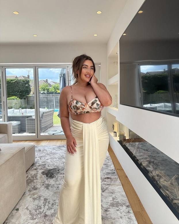 FOTO 'Bolje da ljulja nego... ' Izvijala se na bazenu, a kad su došli paparazzi - izbacila guzu