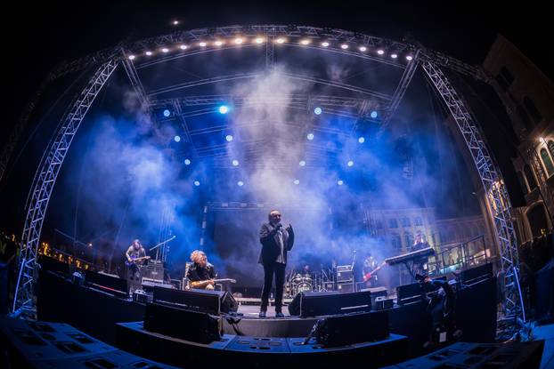 Željko Bebek i Baby Lasagna uvelu su Split u Novu 2026. godinu uz vatromet i dronove