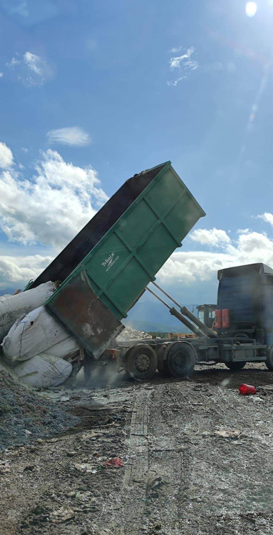EKSKLUZIVNE SNIMKE: Opasni i plastični otpad bacali su i na gradsko odlagalište u Gospiću!