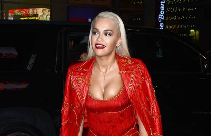 Rita Ora 'strpala' grudi u uski korzet: 'Pa što ako ispadnu?'