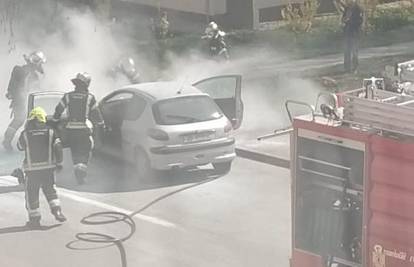 Autombil se zapalio na Knežiji, vozač uspio izaći na vrijeme