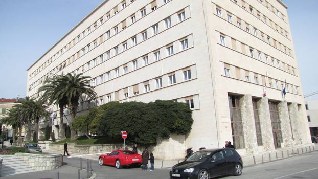 Split: Kerumov Ferrari 599 GTB mami pogled parkiran ispred zgrade Banovine 