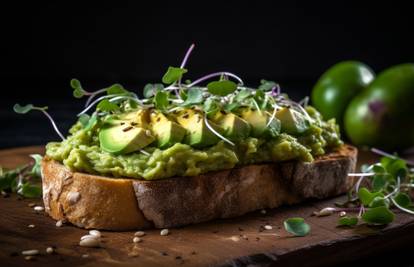 Fini tost s avokadom i gljivama