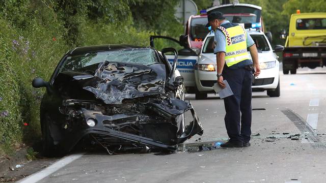 Vozač (26)  pretjecao i  skrivio frontalni sudar: Umro u bolnici