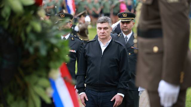 Belišće: Predsjednik Milanović položio je vijenac i zapalio svijeću kod spomenika poginulim pripadnicima 107. brigade HV-a