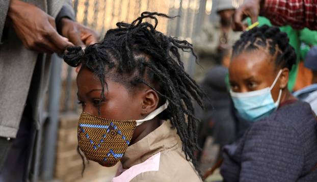 Koja izolacija kada je frizura u pitanju! Žene u Južnoj Africi masovno obilaze ulične frizere