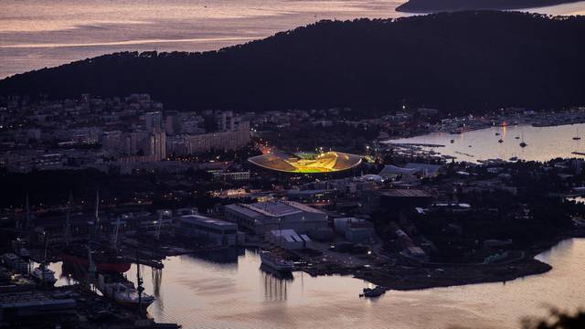 Pogled s obronaka Kozjaka na osvjetljeni stadion Poljud