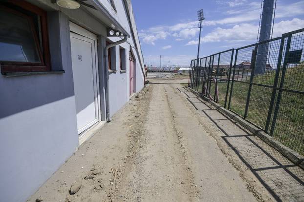 Velika Gorica: Radovi na promjeni travnjaka na stadionu Gorica 