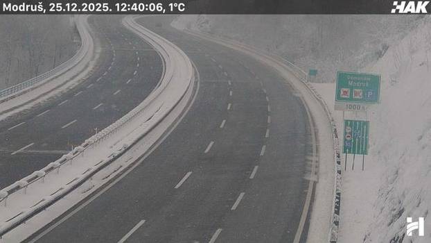 FOTO Pogledajte kakvo je stanje na cestama u Hrvatskoj: Snijeg u Lici, sunce 'provirilo' na jugu