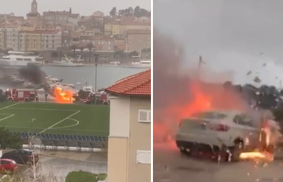 VIDEO Automobil u plamenu na Rabu: Vatrogasci gasili požar