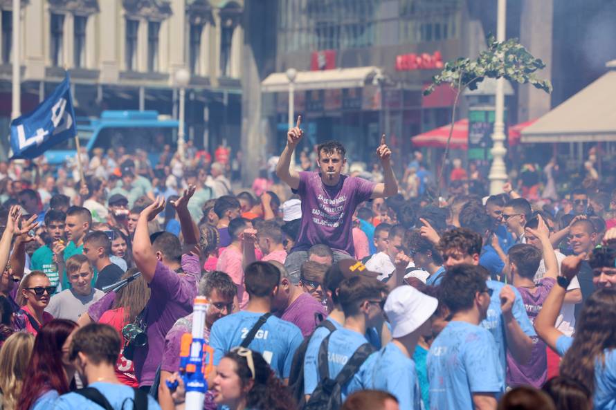 Zagrebački maturanti okupljaju se na Trgu bana Jelačića od kuda će krenuti prema Bundeku
