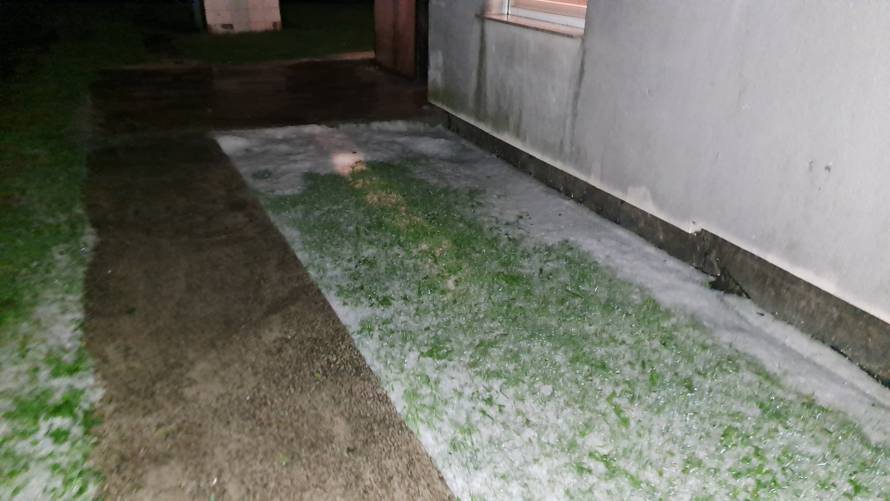 VIDEO Jako nevrijeme poharalo Vinkovce! Ulice pod vodom, auti zaglavili na cesti, nema struje...