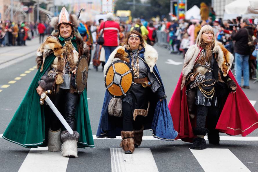 Rijeka: Oko devet tisuća maškara sudjelovalo na tradicionalnom Riječkom karnevalu