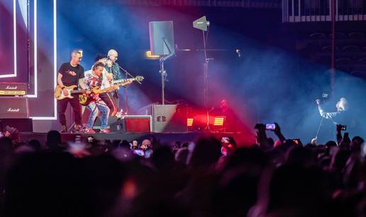 Plavi orkestar u Areni Zagreb je pokazao svu moć glazbe: Mlado i staro pjevalo uglas kao jedno!