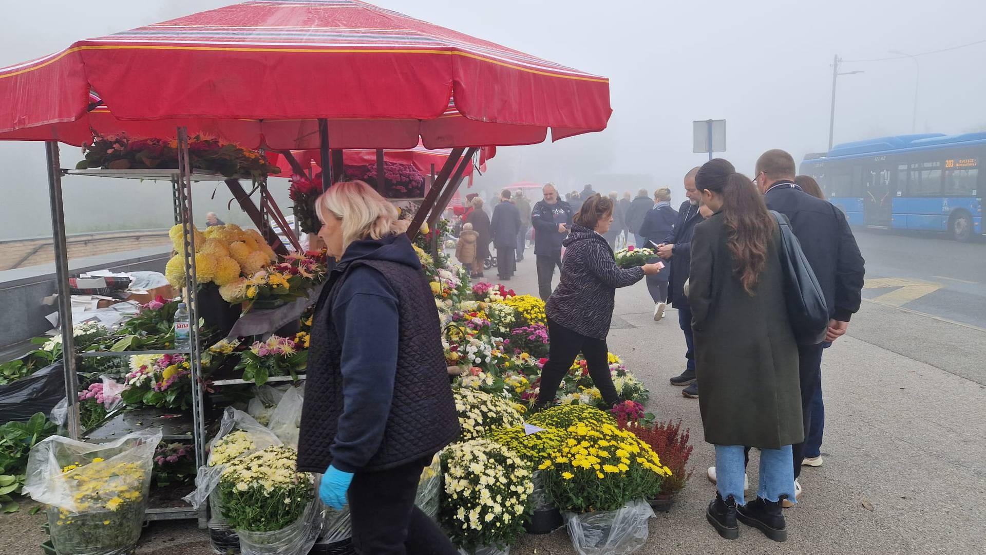 FOTO Maglovito jutro diljem Zagreba, građani obišli Mirogoj i prisjetili se svojih najmilijih