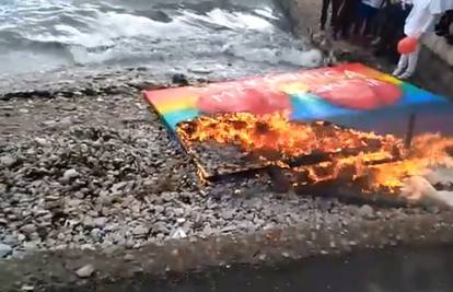 Na dječjem karnevalu spalili su slikovnicu o istospolnoj obitelji