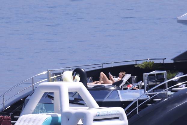 Obiteljski odmor slavnog podcastera na Braču: Joe Rogan uživa na superjahti, kupa se i skače u more