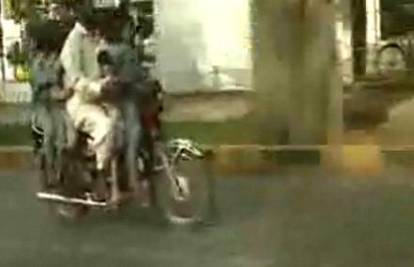 Pakistanac je na malom motoru vozio petoro djece