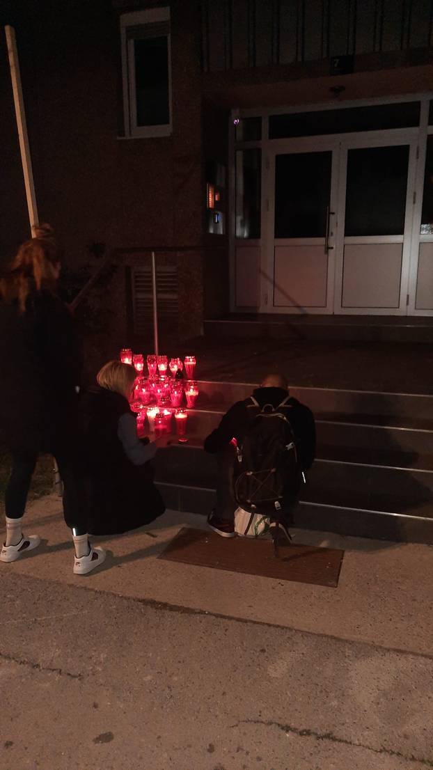 FOTO Pogledajte lampaše koje su fanovi zapalili ispred zgrade Gorana Bareta u Zagrebu