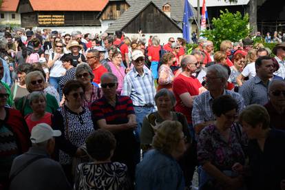 FOTO Veselo u Kumrovcu: Tisuće na obilježavanju rođendana Tita, stigao i Stjepan Mesić