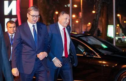 Vučić iz Banje Luke studentima poručio da su strani plaćenici, Milorad Dodik mu dao podršku