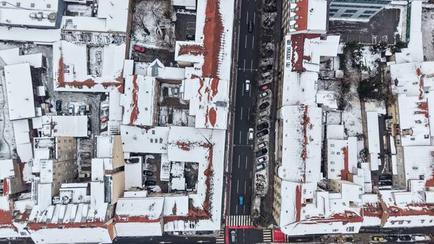 Pogled iz zraka na centar Zagreba prekriven snijegom