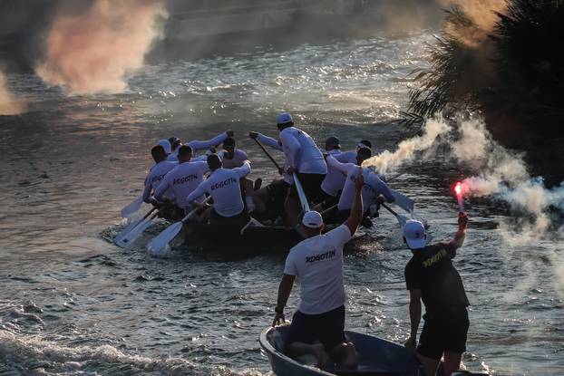 Prolazak Maratona lađa kroz Rogotin uz bakljadu