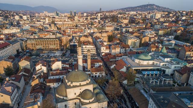 Sarajevo: Veliki broj vjernika klanjao je bajram-namaz u Gazi Husrev-begovoj džamiji