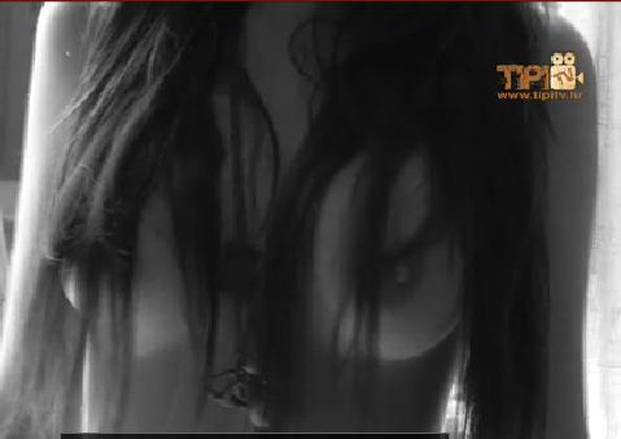 tipitv Galerija slika - Ava Karabatić 'svirala' je gitaru po golom međunožju |  24sata