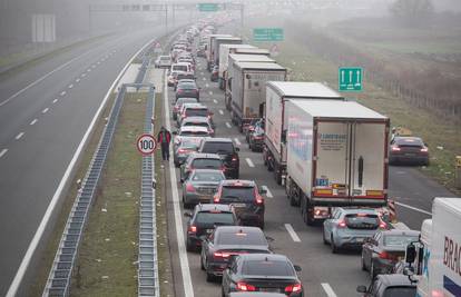 VIDEO Na Bajakovu  se satima čeka u kilometarskoj koloni