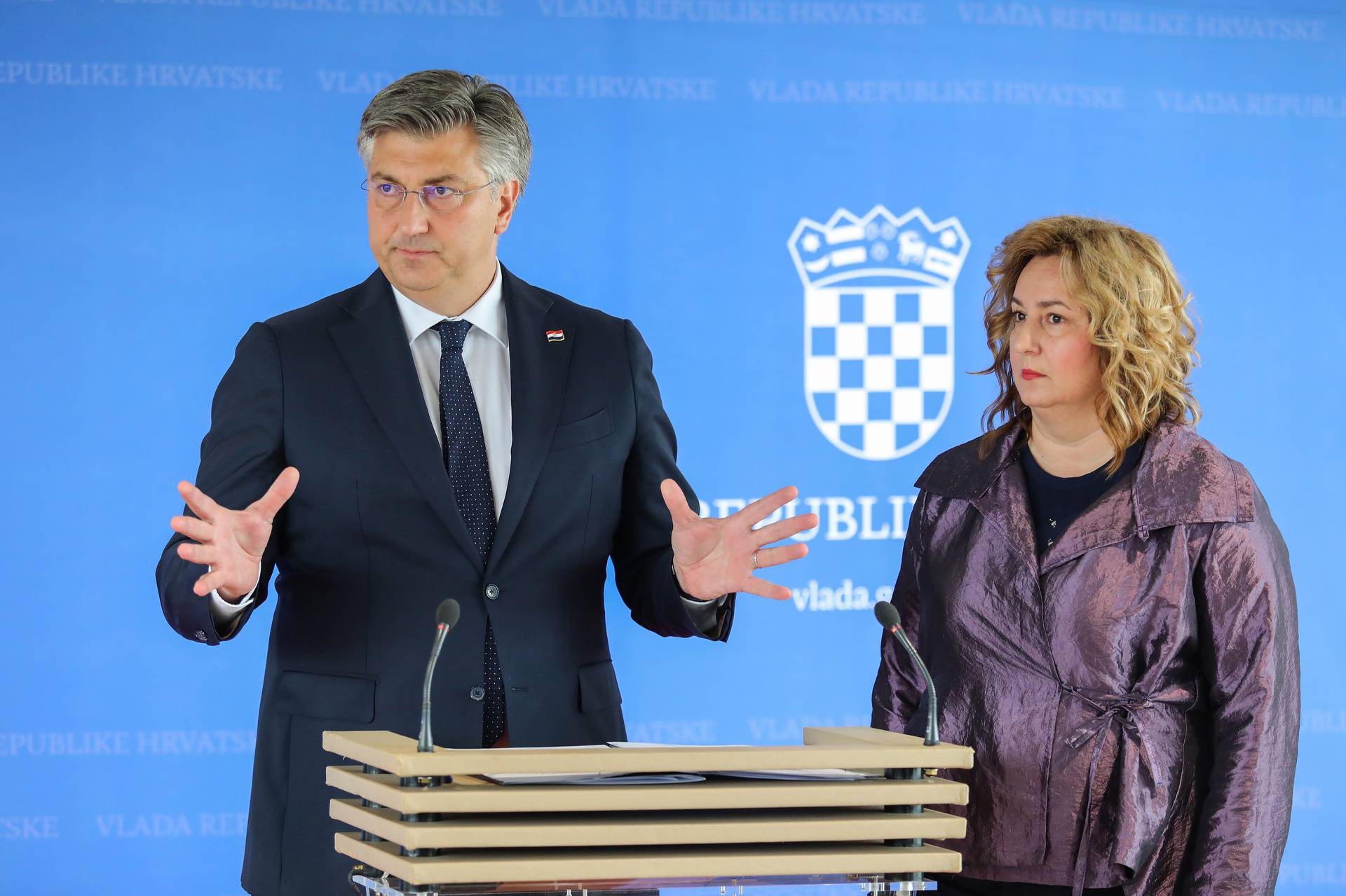 Zagreb: Premijer Plenković i Sanja Šprem iz Sindikata hrvatskih učitelja nakon sastanka obratili se medijima