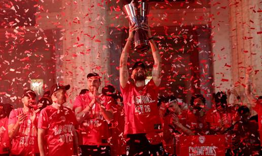 FOTO/VIDEO Pirej je gorio usred no&cacute;i. Ovako je Olympiacos proslavio naslov prvaka Europe