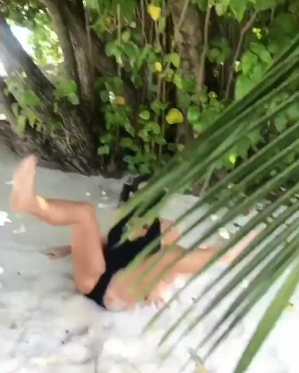 Bizarni video: Elizabeth Hurley glumi nindžu i 'roni' po pijesku