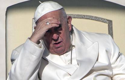 Papa Franjo ima upalu pluća, boli ga u prsima. Upitno je hoće li moći voditi misu za Uskrs